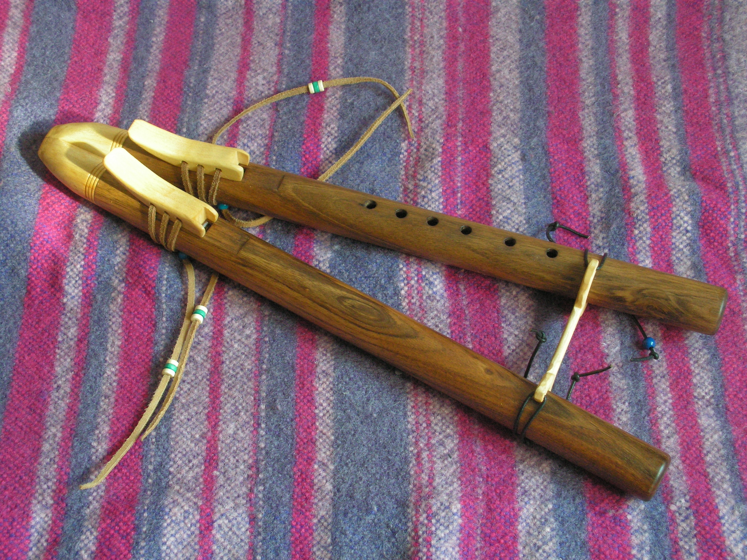 Flûte amérindienne bois de cèdre - clé de F ---- #118