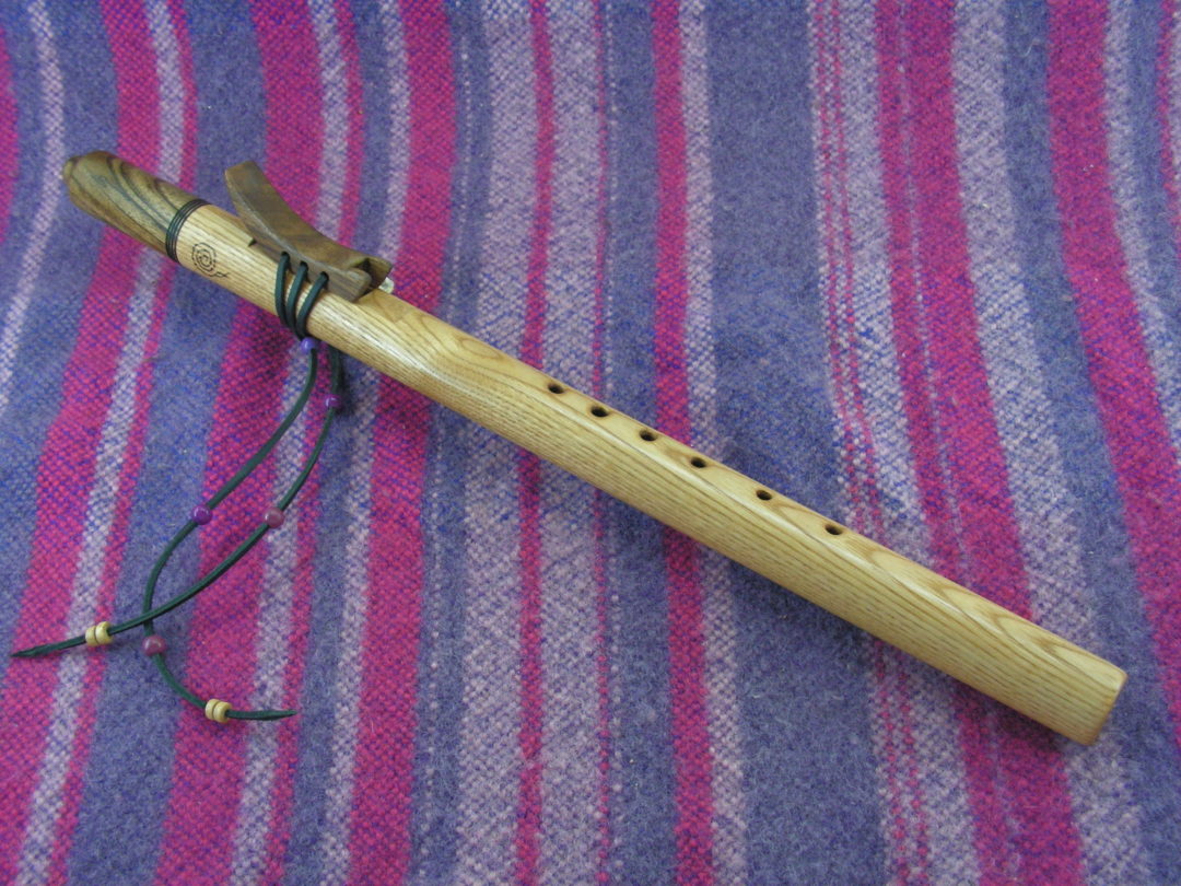 Ré grave 432 Hz en châtaignier Flûte Amérindienne