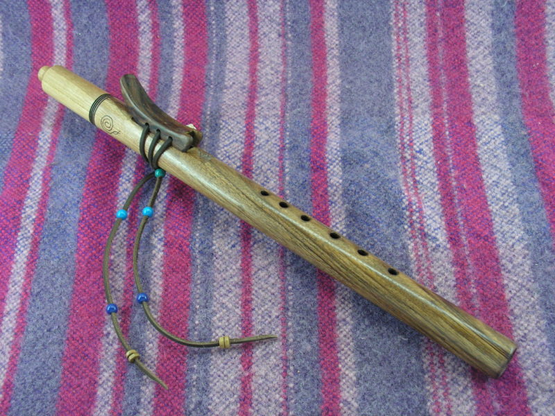 Flûte amérindienne en noyer